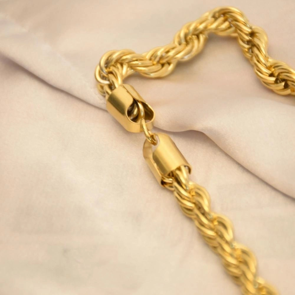 close up of the 18k gold twist hat band's clasp